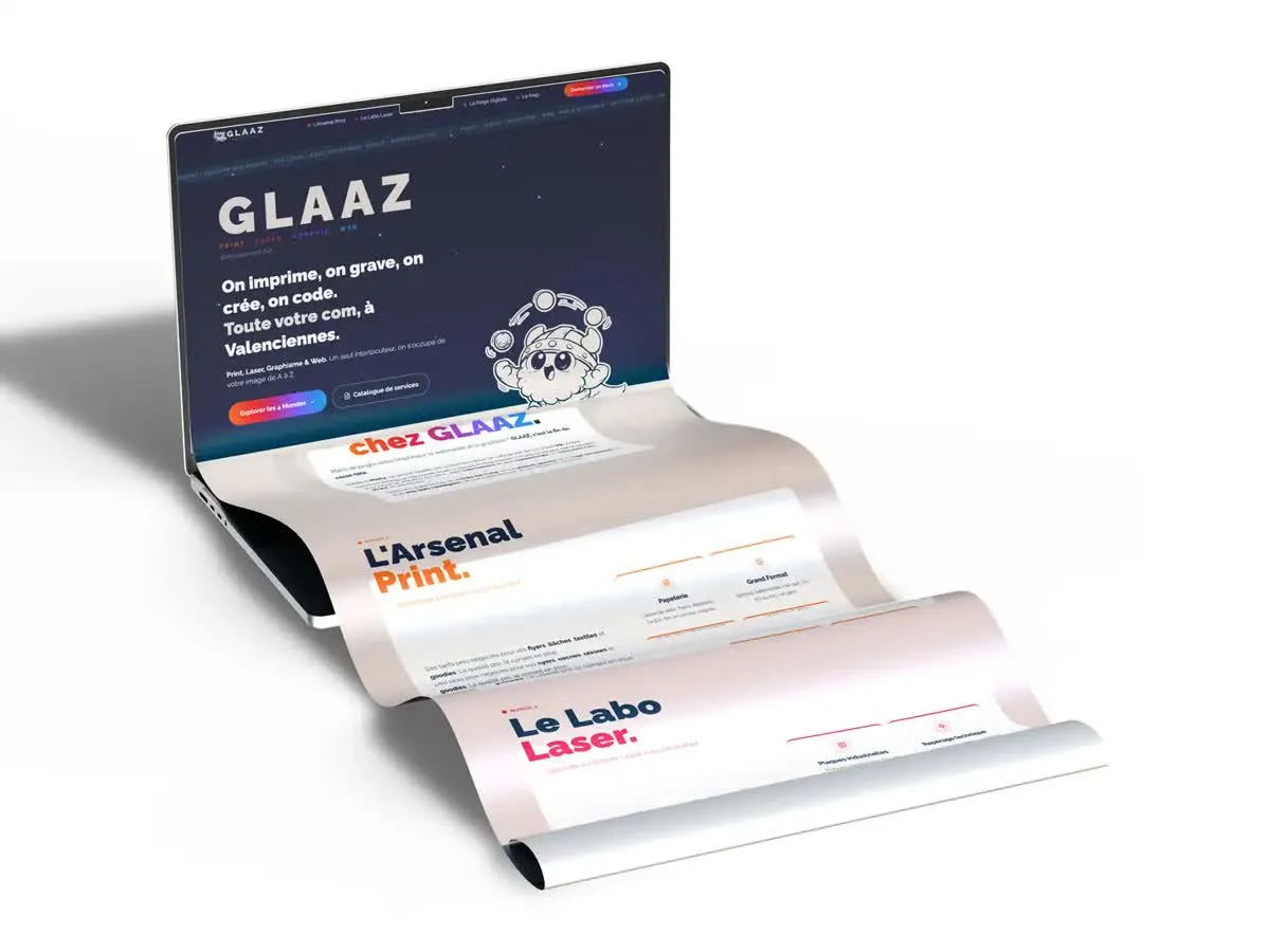 Le site web GLAAZ affiché en long scroll sur un MacBook, page d'accueil et sections L'Arsenal Print et Le Labo Laser