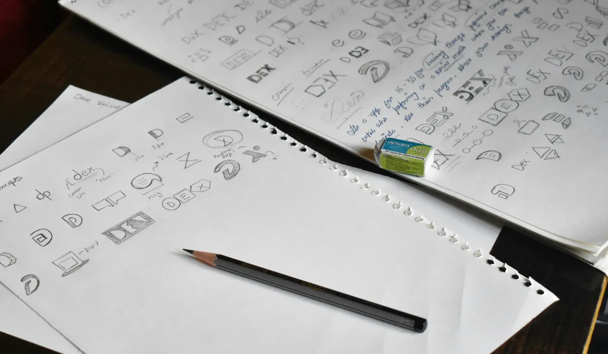 Croquis de concepts de logo dessinés au crayon sur une feuille de papier