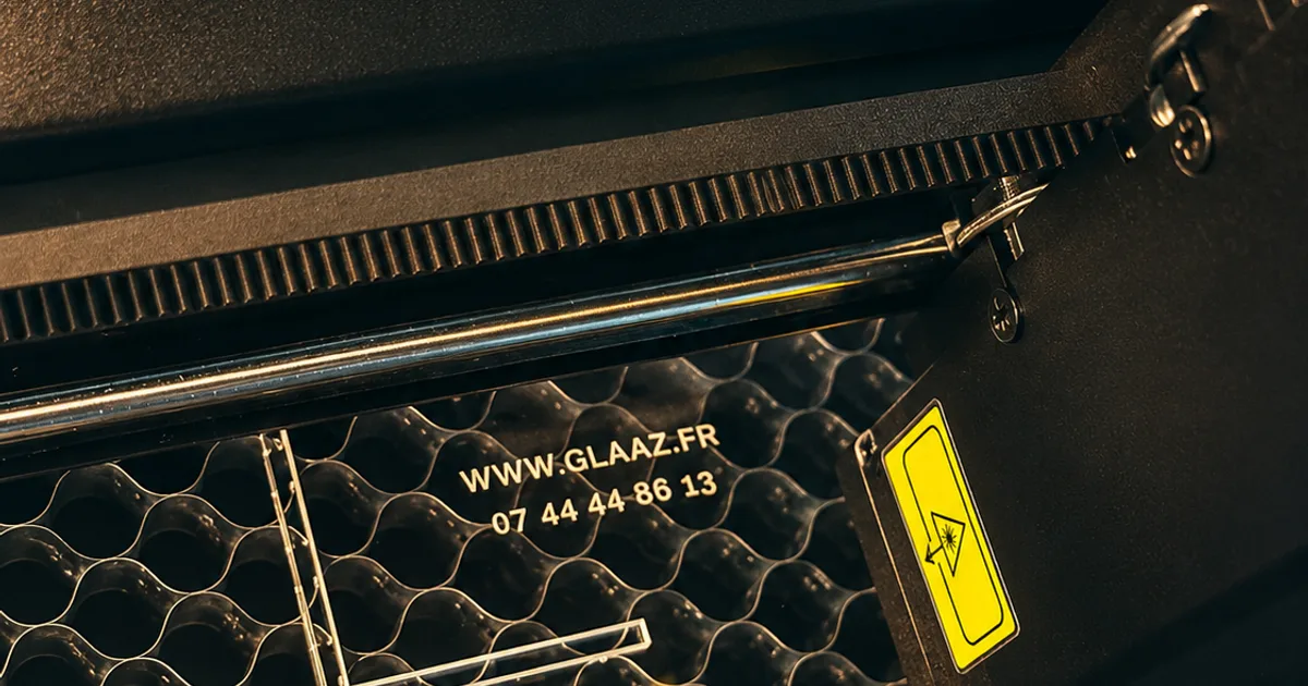 Plateau d'un graveur laser avec le marquage GLAAZ.FR gravé, dans l'atelier de gravure laser à Marly près de Valenciennes
