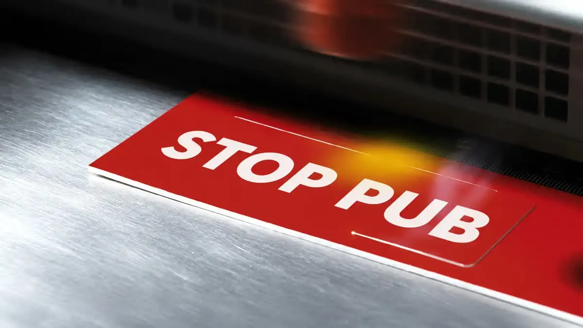 Plaque Stop Pub rouge à lettres blanches, gravée au laser sur une surface métallique brossée