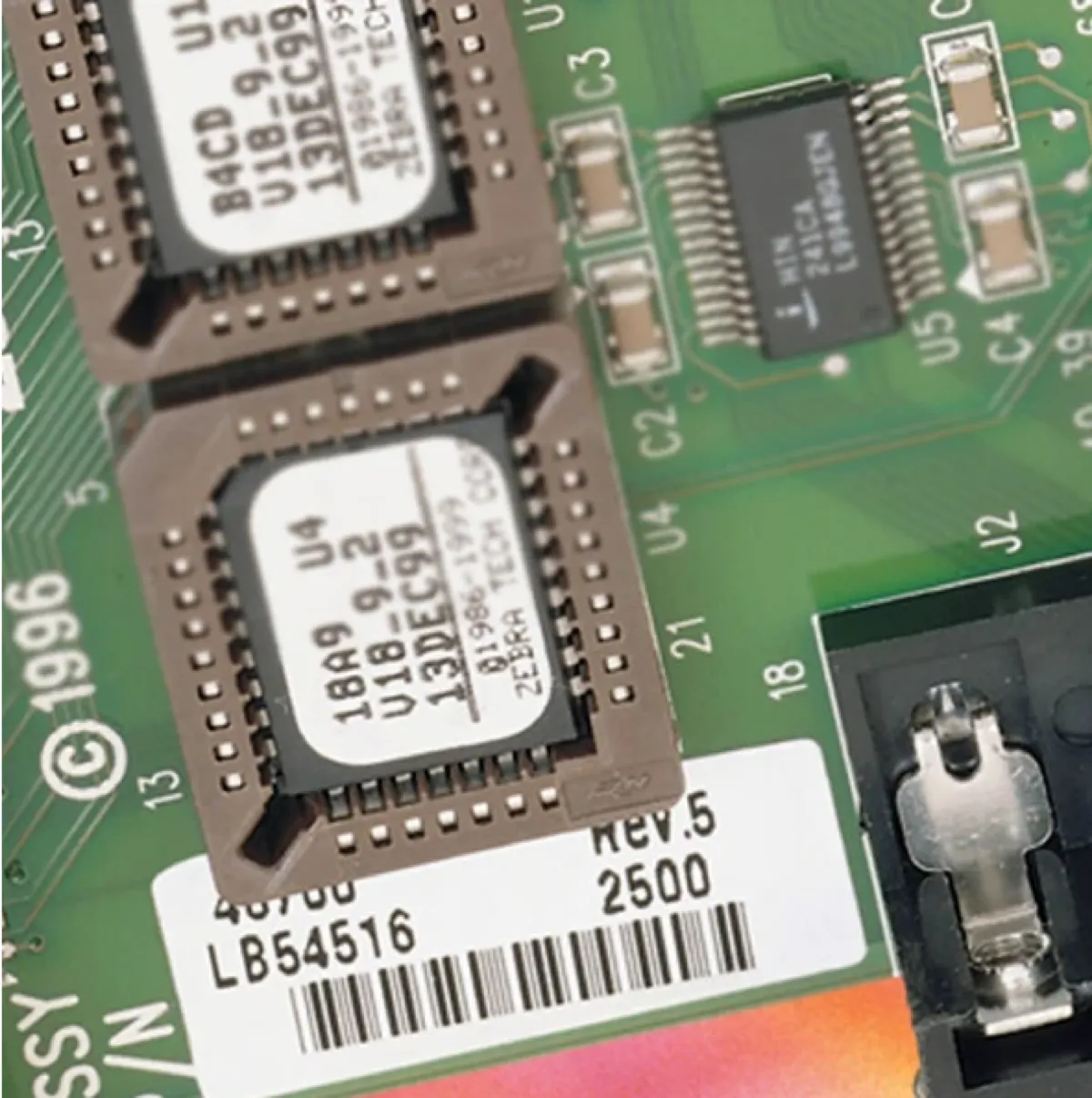 Micro-étiquette gravée laser TroLase sur circuit électronique, traçabilité composants de précision