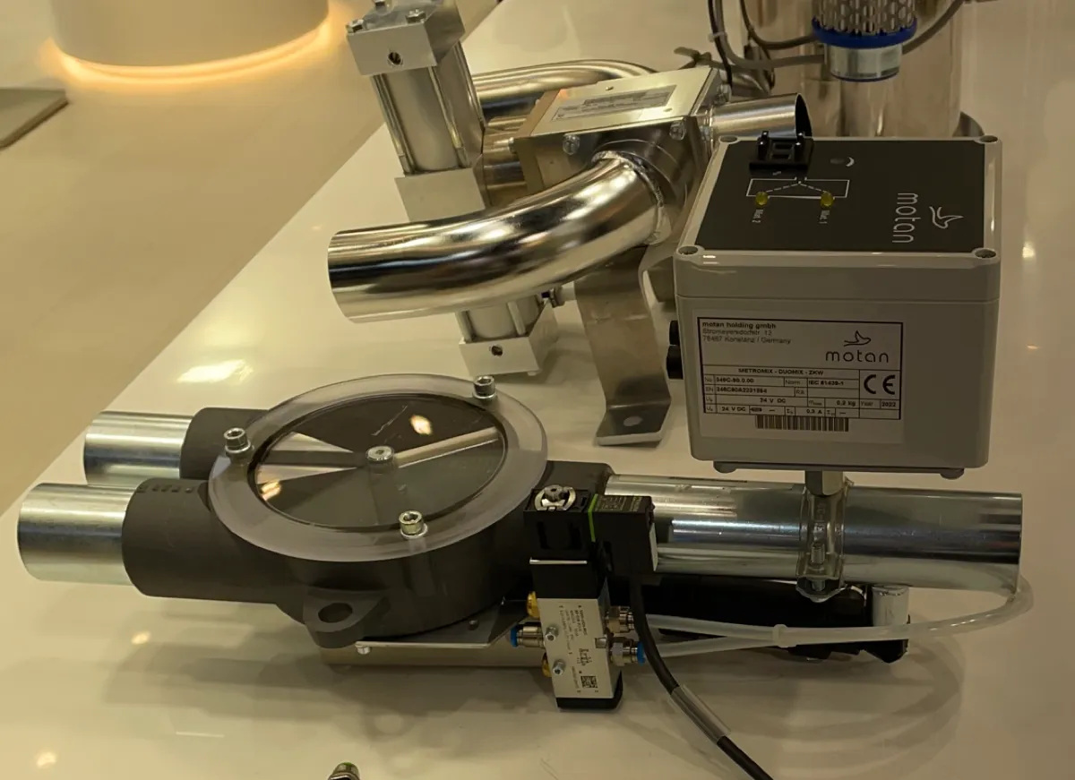 Plaque constructeur TroLase sur vanne et débitmètre industriel, données techniques gravées au laser