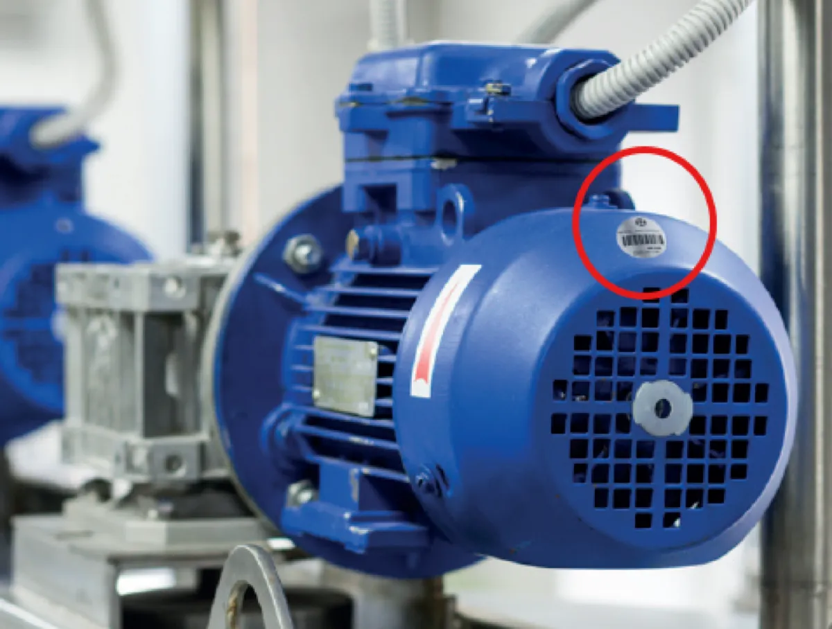 Plaque signalétique TroLase fixée sur un moteur électrique industriel bleu, données constructeur