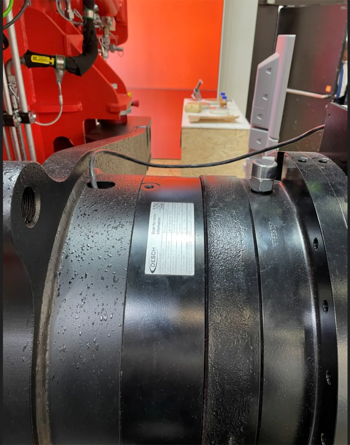 Plaque d'identification TroLase gravée au laser sur un réseau de tuyauterie industrielle