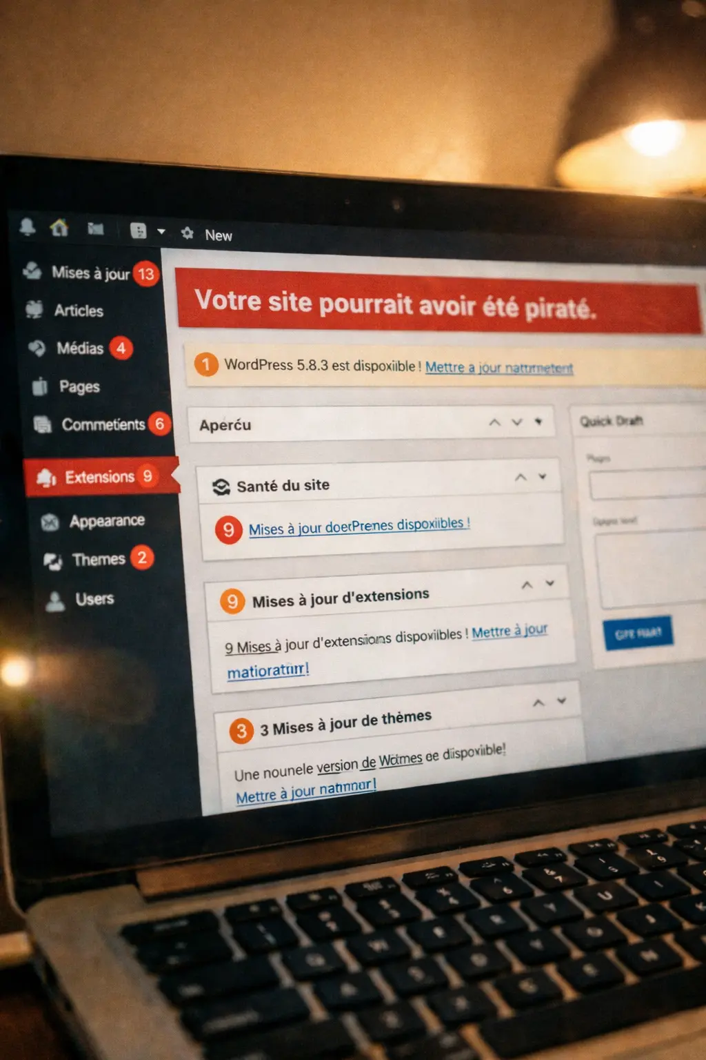 Tableau de bord WordPress affichant un avertissement de piratage et 13 mises à jour en attente